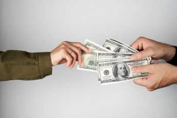 Средние зарплаты в США в [year] году